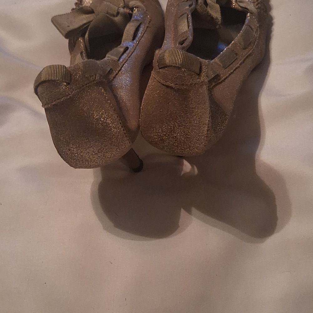 Pelle Moda Women's Gold Bow Heels - Picture 6 of 7
